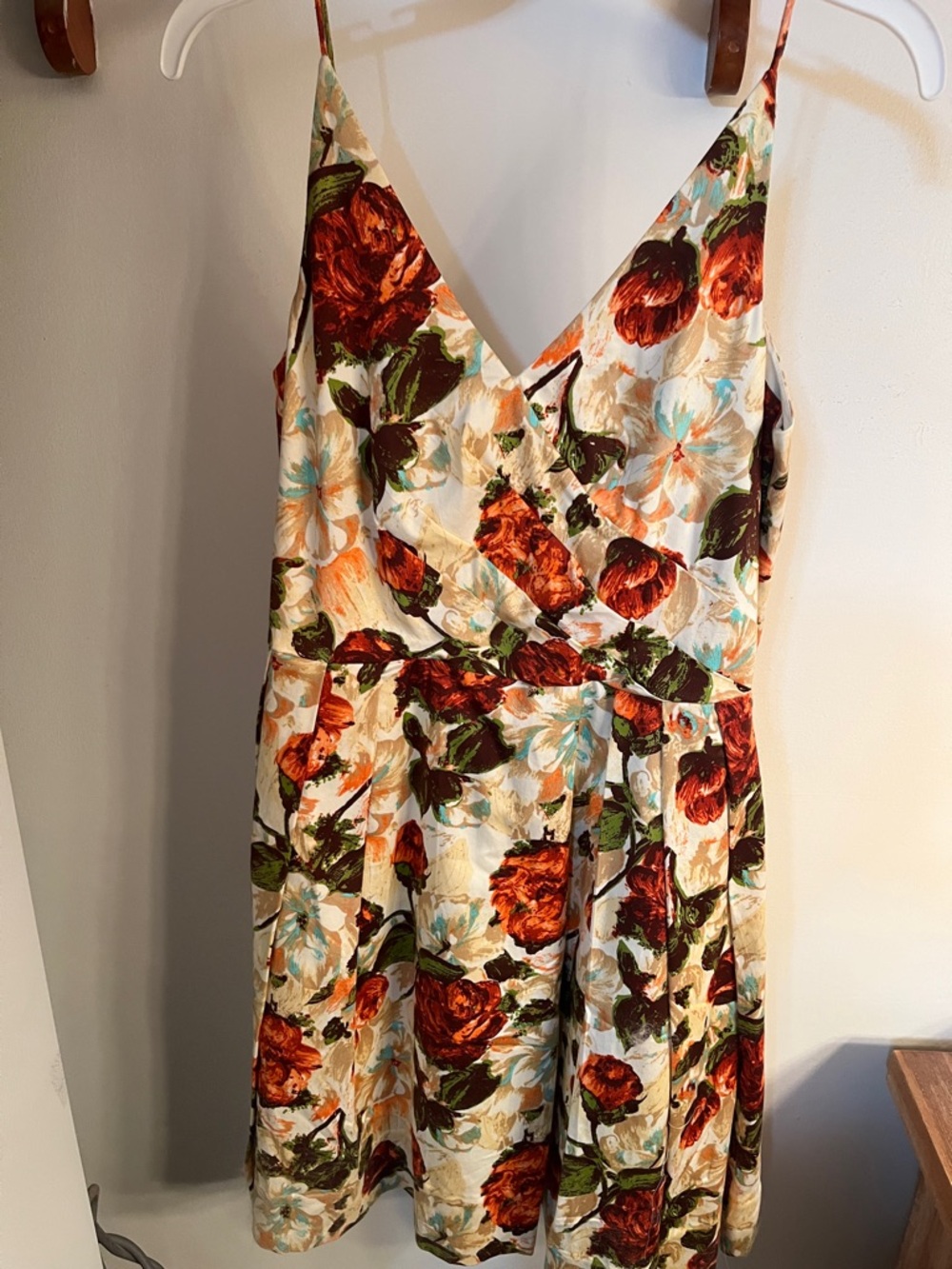 ISAAC MIZRAHI Floral V-Neck Sleeveless Dress in Ivory and Rust